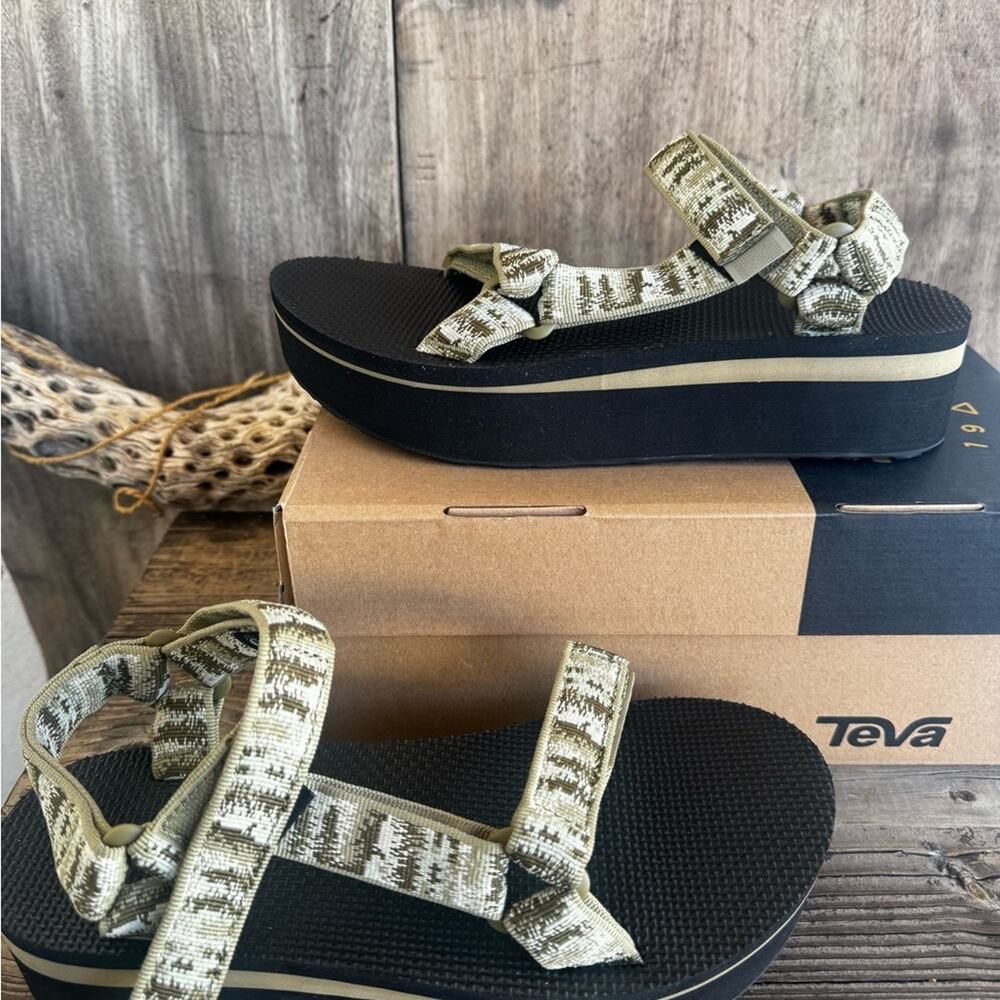 TEVA Flatform Universal Sandals Size 9 NWB Platform Festival Sandals